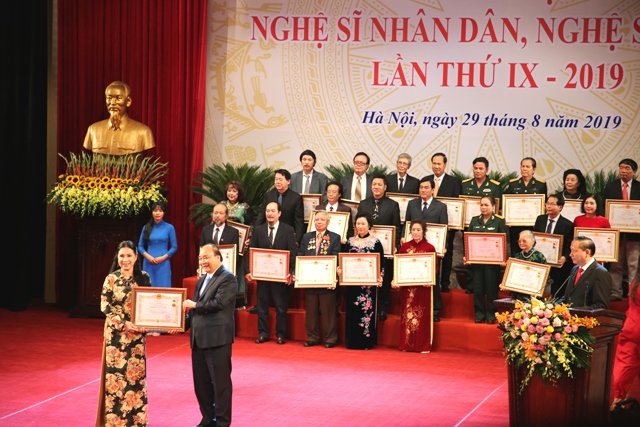 Phong tặng NSND, NSƯT