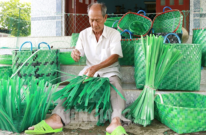 80 tuổi cần mẫn lao động, góp gạo tặng người nghèo