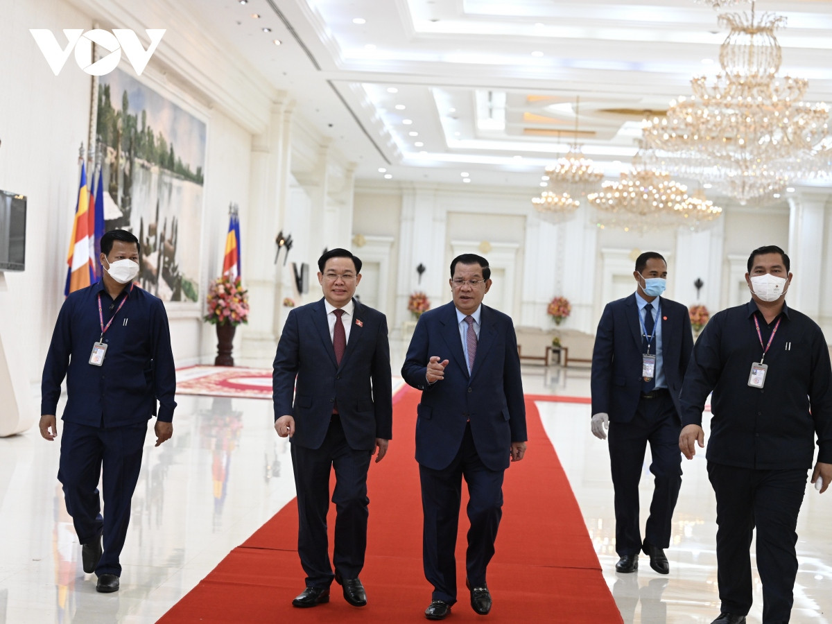 Chủ tịch Quốc hội Vương Đình Huệ hội kiến Thủ tướng Campuchia Hun Sen
