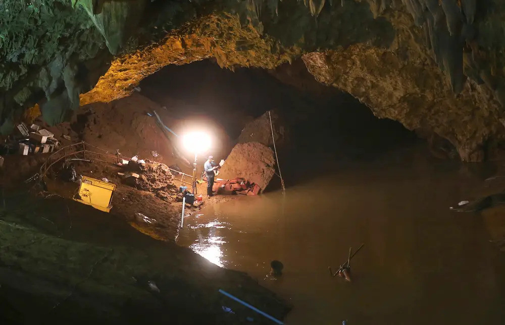 Nỗ lực sống sót và cuộc giải cứu diệu kỳ của đội bóng nhí Thái Lan