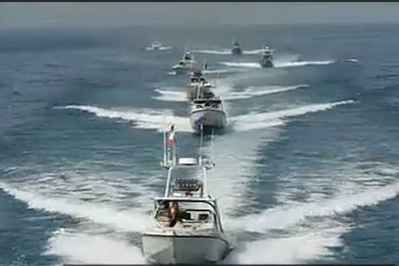Video hàng chục UAV và xuồng cao tốc của Iran vây quanh 2 tàu chiến Mỹ 