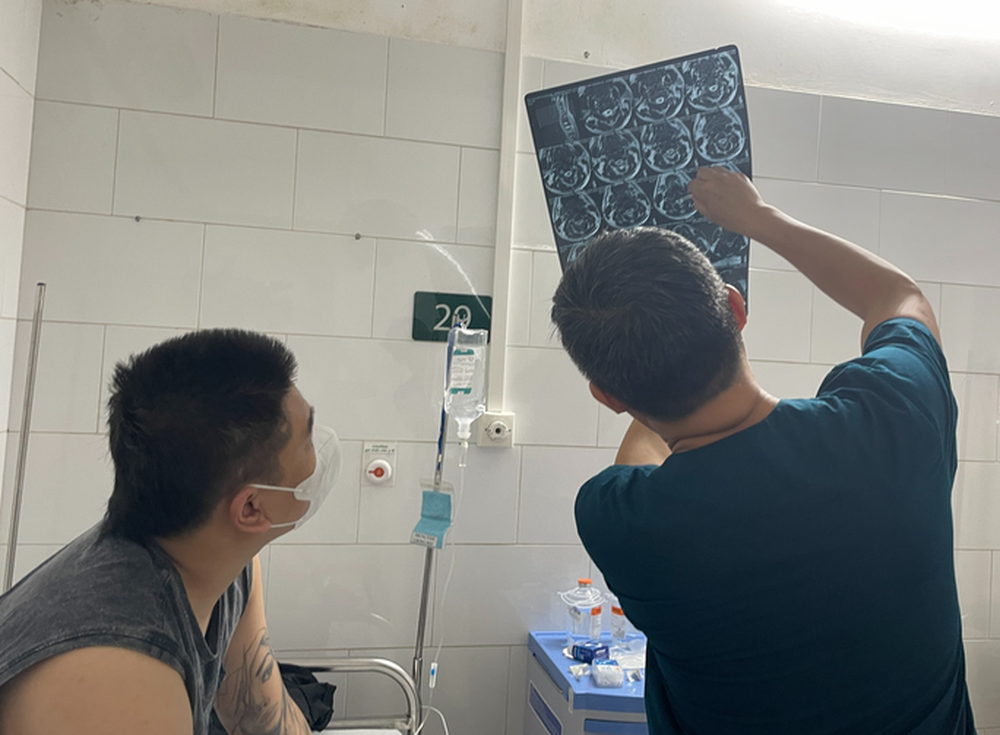 Nam thanh niên cung cấp khí cười NO2 hít tới 200 quả bóng cười/ngày