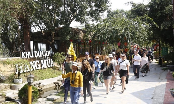 Ninh Bình đón gần 600.000 lượt du khách dịp Tết Nguyên đán