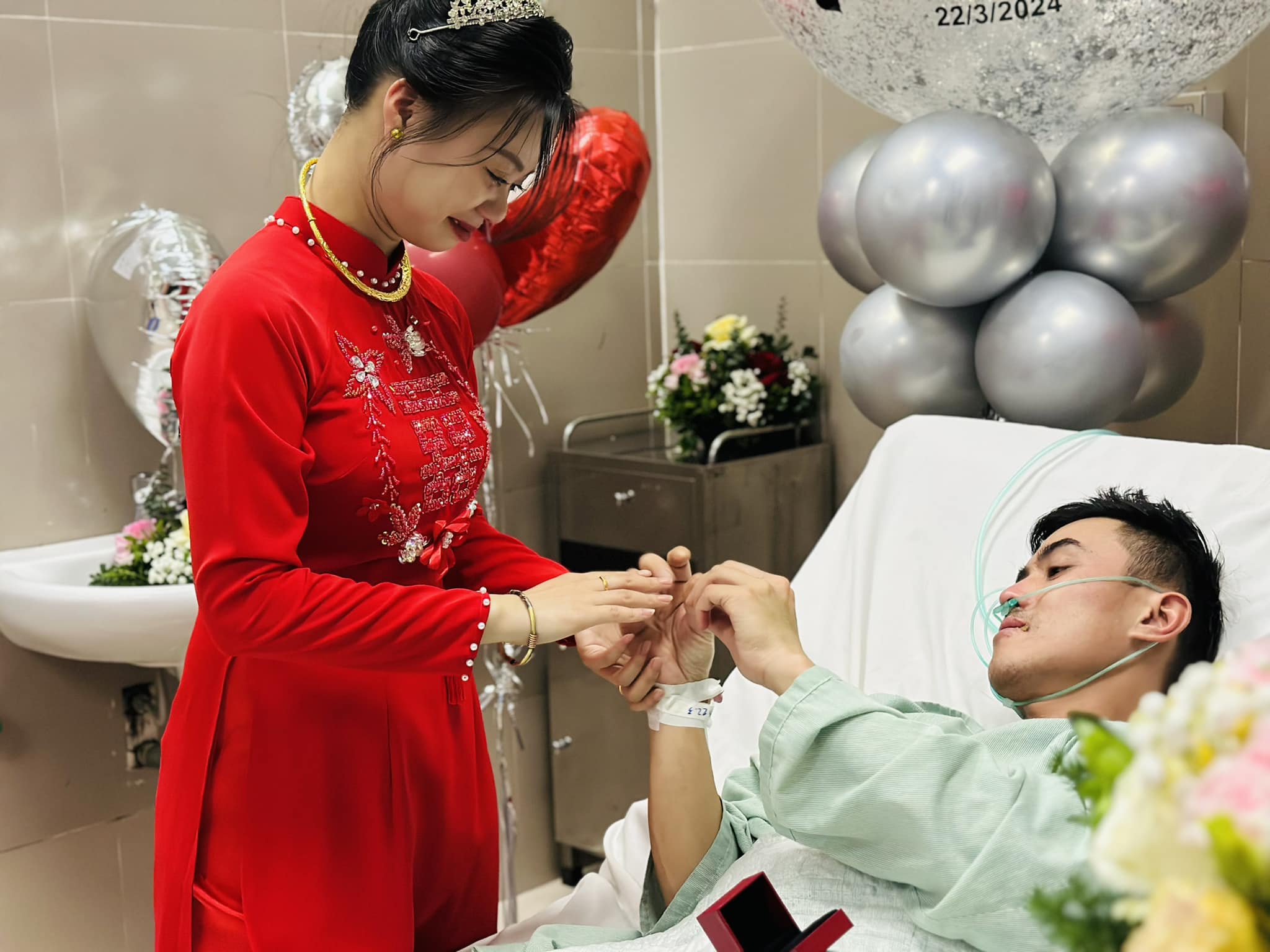Rưng rưng đám cưới trên giường cấp cứu bệnh viện