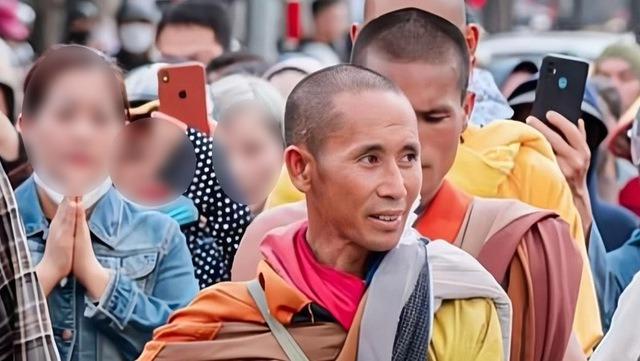Tự nguyện dừng đi bộ khất thực, ông Minh Tuệ rời đi như thế nào?