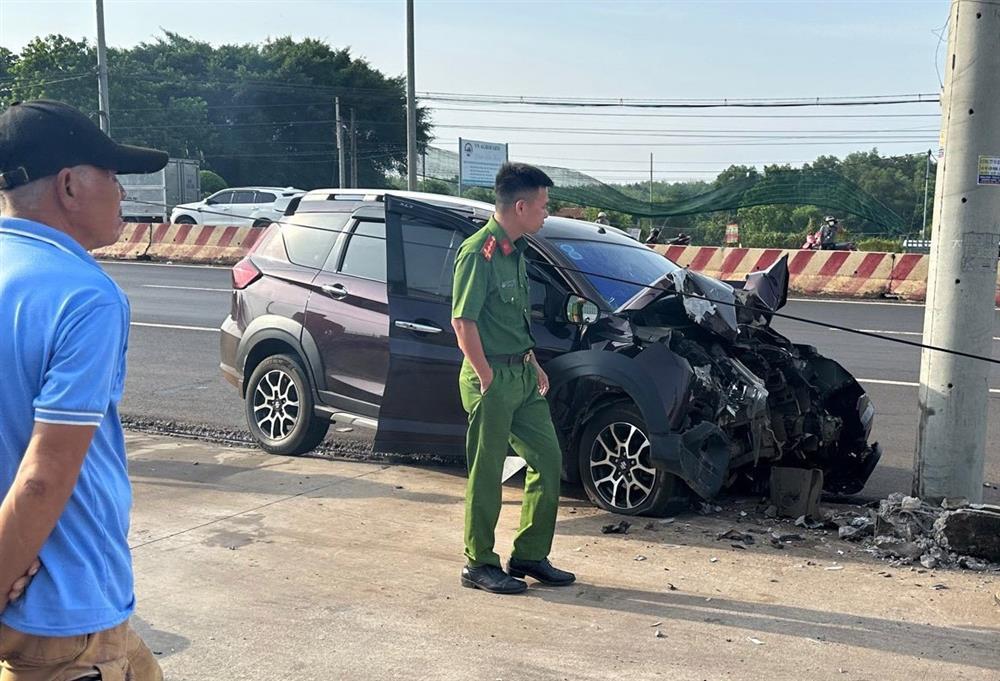 Chồng lái xe 7 chỗ bất ngờ tông trụ điện, người vợ tử vong thương tâm