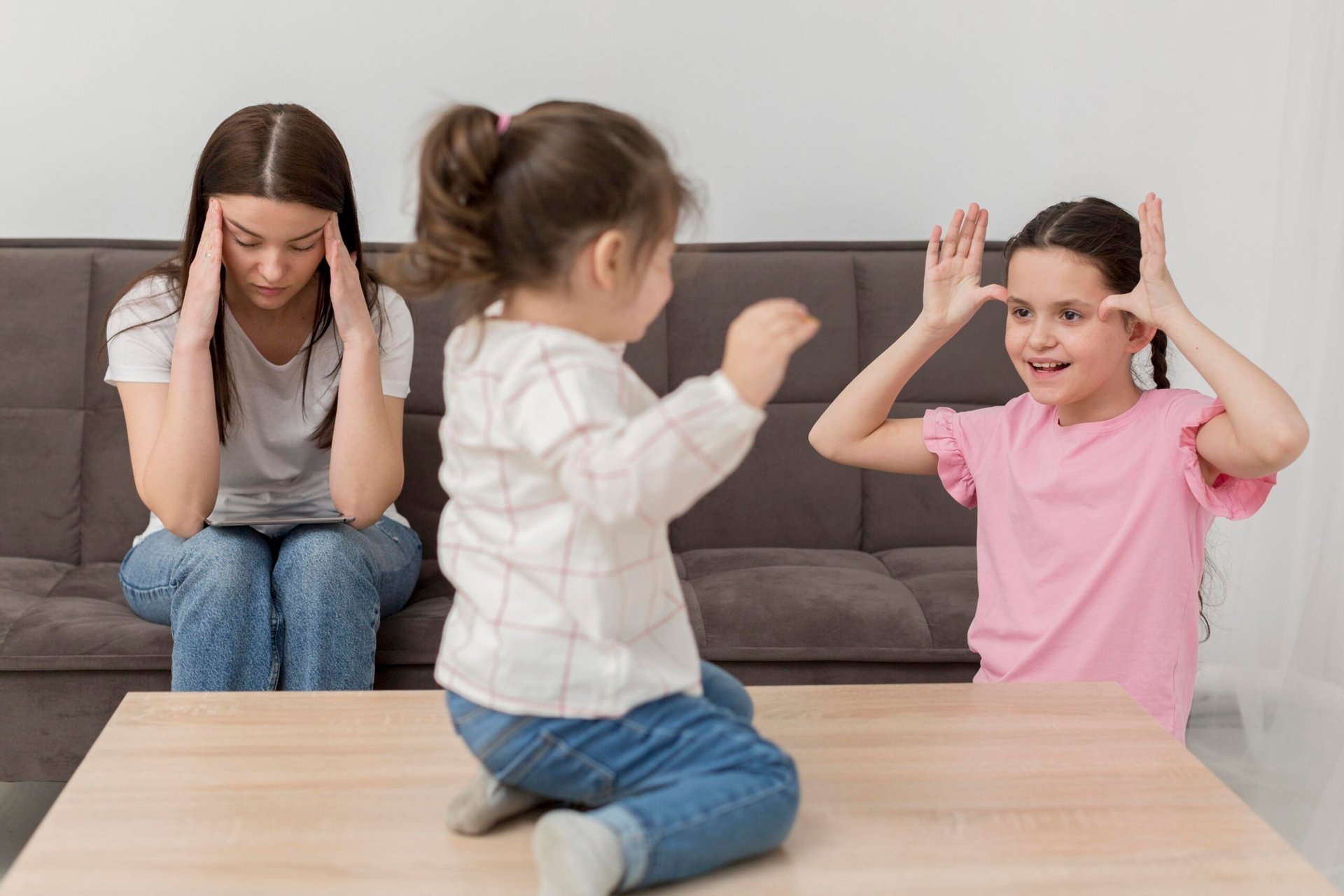 Dạy con điều gì khi đến chơi nhà người khác?
