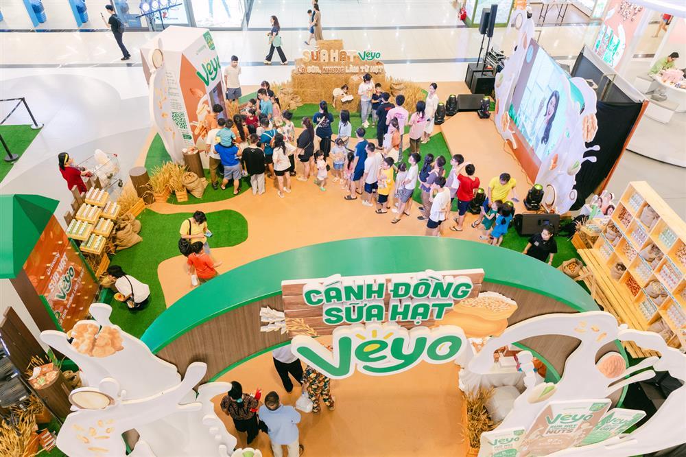 Giới trẻ Hà thành háo hức check in sự kiện ‘vắt sữa từ hạt’