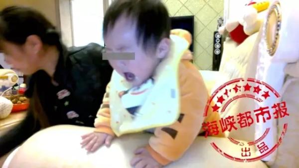Bảo mẫu bạo hành trẻ 1 tuổi, ép ăn đến suýt ngạt thở: Phụ huynh kiểm tra camera thì bàng hoàng